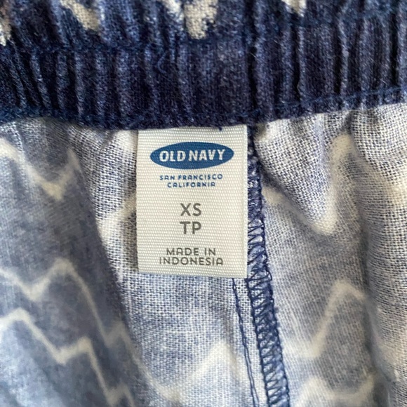 Old Navy cotton chevron shorts! XS - Picture 3 of 3